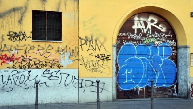 Scovato il graffitaro "Mongol" che ha imbrattato il Regio: sarebbe  uno studente bresciano di 21 anni