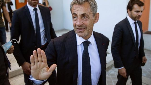Sarkozy condannato: porterà il braccialetto elettronico