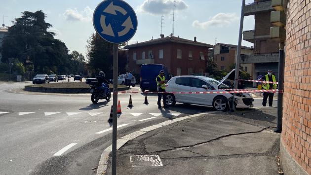 Incidente all'incrocio  via Langhirano-via Enza: il conducente dell'auto in Rianimazione