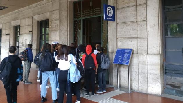 Stazione, alla porta per raggiungere i binari c'è il lucchetto: disagi per i pendolari
