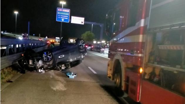 Auto ribaltata in tangenziale Nord: un ferito