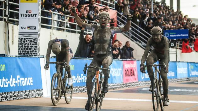 L'Italia vince anche la Parigi-Roubaix: primo Sonny Colbrelli