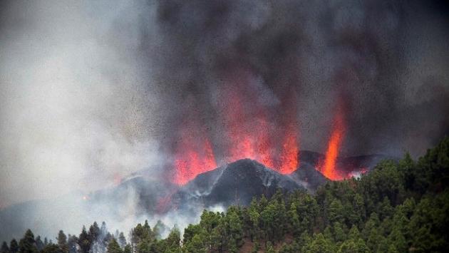 Eruzione alle Canarie: voli sospesi a causa della cenere 