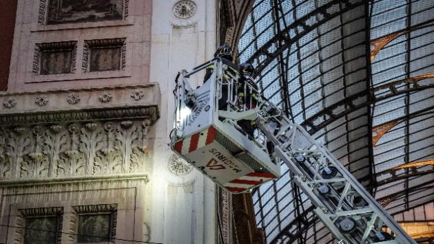 Cadono calcinacci in Galleria, turisti illesi a Milano