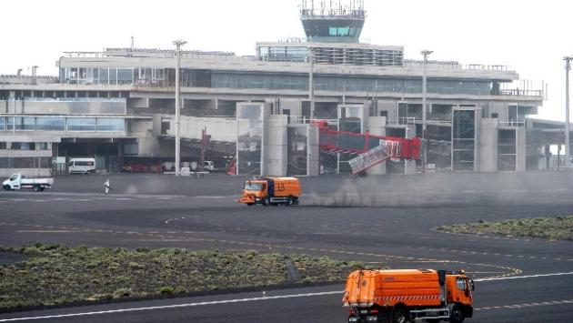 Eruzione alle Canarie: voli ancora fermi a La Palma, problemi anche a Tenerife
