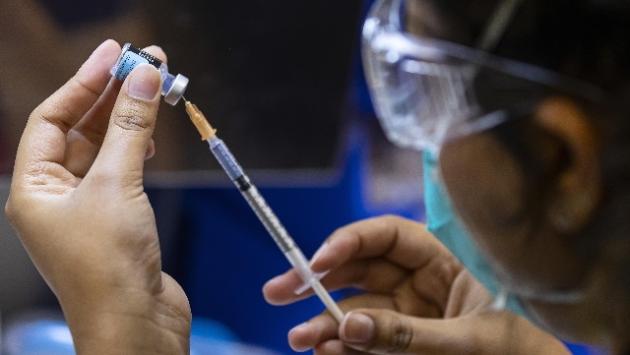 Vaccino, via libera alla terza dose per tutti i "fragili" e gli over 60
