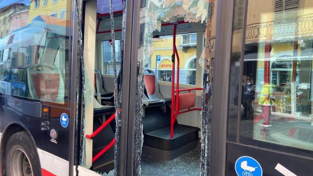 Distrusse due bus e aveva un decreto di espulsione: ora resterà in cella