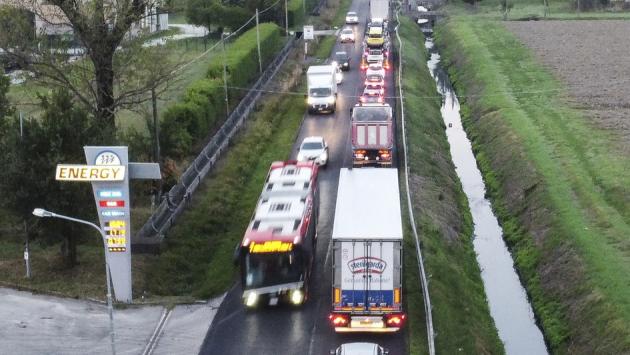 Asolana, caos quotidiano: automobilisti e camionisti furiosi