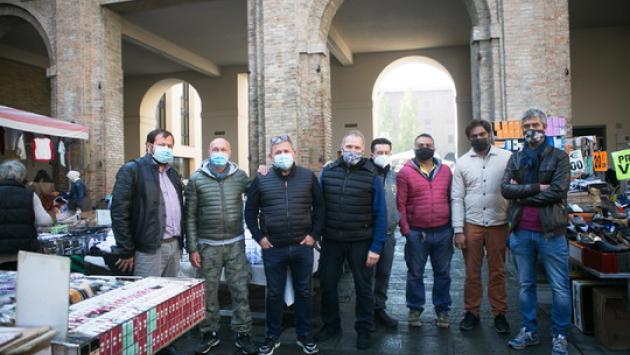 La protesta degli ambulanti «in esilio»: «Fateci tornare nei nostri stalli o si chiude»