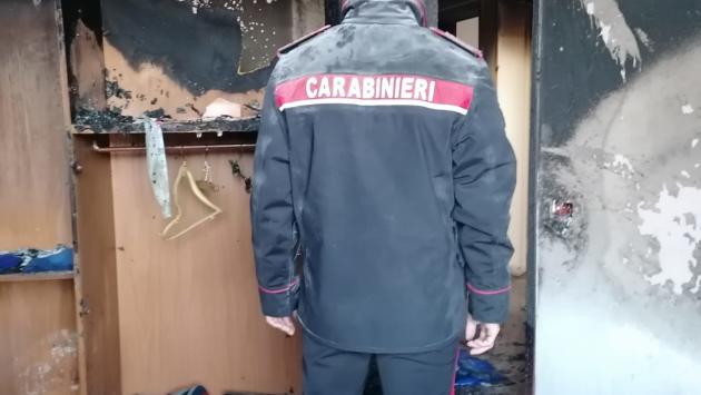 Incendio in una villetta a Roccabianca: se ne accorge un bimbo che va a scuola. Anziana salvata dalle fiamme