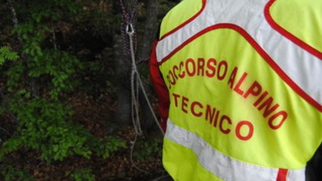 Incontrano i lupi e  chiamano il 118 ma rientrano in albergo mentre i soccorritori continuano a cercarli