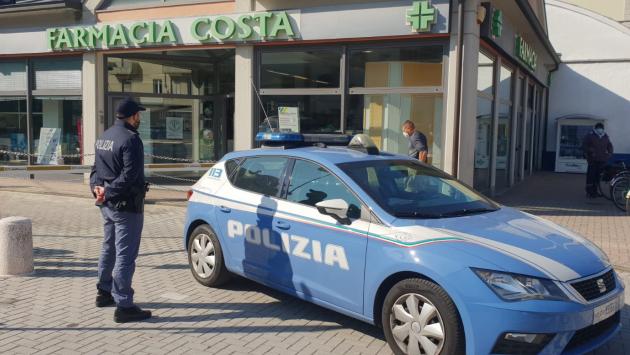 Assedio alla farmacia per avere il tampone: interviene la polizia