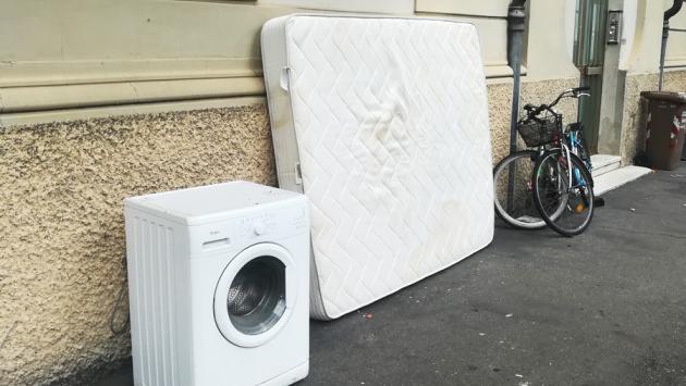 Via Cremona, ora un materasso fa compagnia alla "storica" lavatrice...