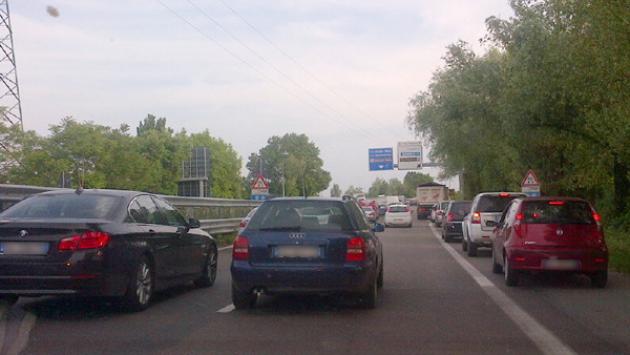 Scontro tra tre auto e uno scooter: tangenziale Sud bloccata questa mattina. E alle 11 code in tangenziale Nord per incidente