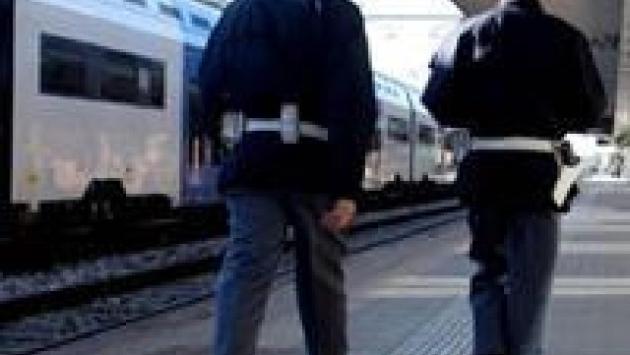 Vuole uccidere una donna conosciuta via internet: fermato sul treno a Modena con il coltello 