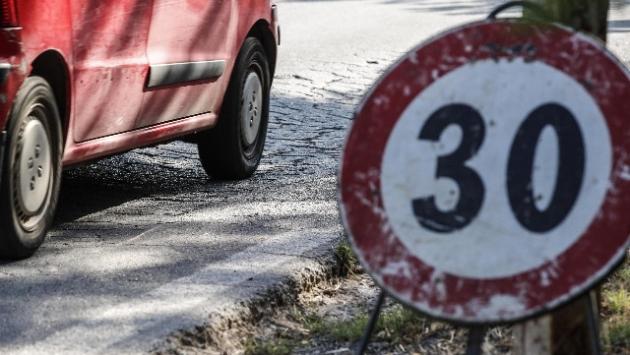 Una frana provoca la chiusura della Massese in entrambe le direzioni nei pressi di Tizzano. Le squadra dell'Anas sono al lavoro