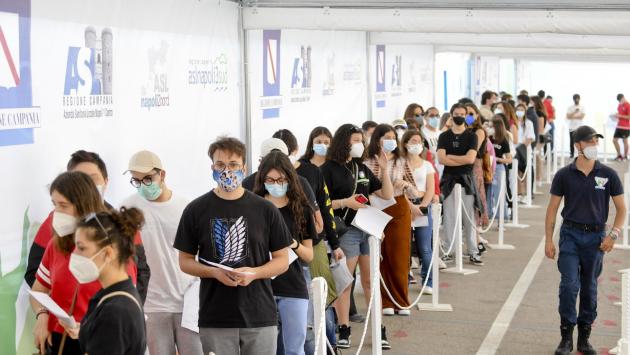 Terza dose, Sileri: "Entro l'anno ad anziani e personale sanitario, da gennaio per tutti"