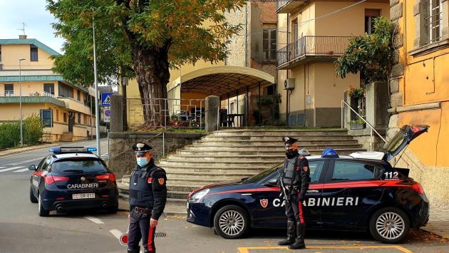 Dimentica il fucile da caccia sul tettuccio della sua auto e poi lo perde per strada