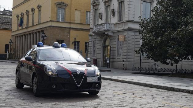 Abbraccia i passanti. E li deruba del cellulare