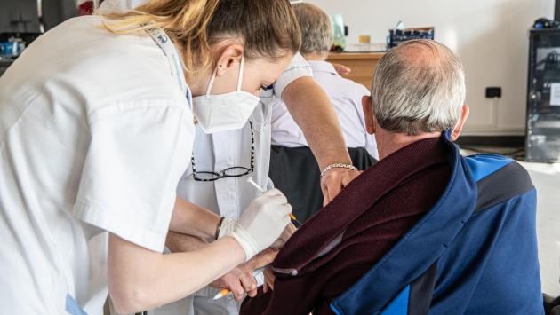 Quando cala l'efficacia? Chi deve vaccinarsi prima?