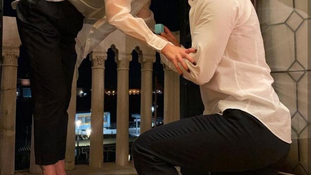 Proposta di matrimonio in ginocchio: Federica Pellegrini dice sì a Matteo Giunta