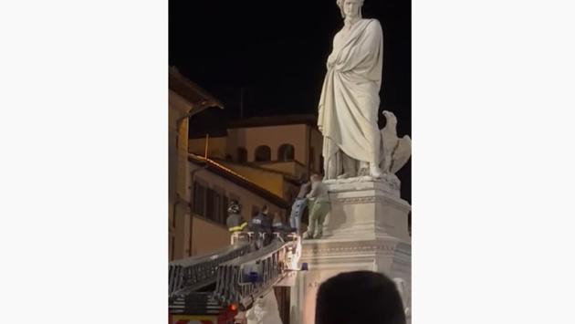 Si arrampica sulla statua Dante a Firenze, portato giù con la gru -  Video 