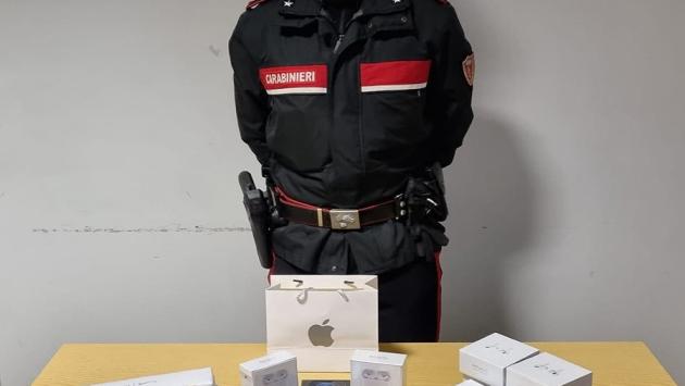 Fidenza, ventenne napoletano "beccato" con dispositivi Apple fasulli da vendere: denunciato