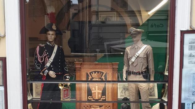Uniformi dei carabinieri e oggettistica d'epoca in vetrina