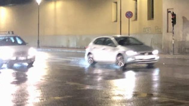 «Paga, mi hai urtato con l'auto», ma non è vero