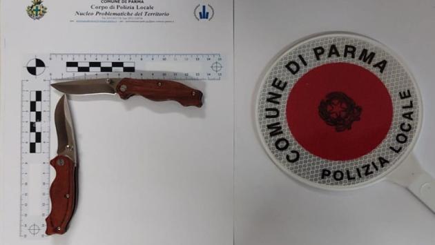 Sequestrati due coltelli a due minorenni in piazza Ghiaia