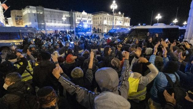 Manifestazioni no Green pass, stretta del Viminale sui centri storici. E a Trieste il focolaio legato al corteo supera i 200 casi