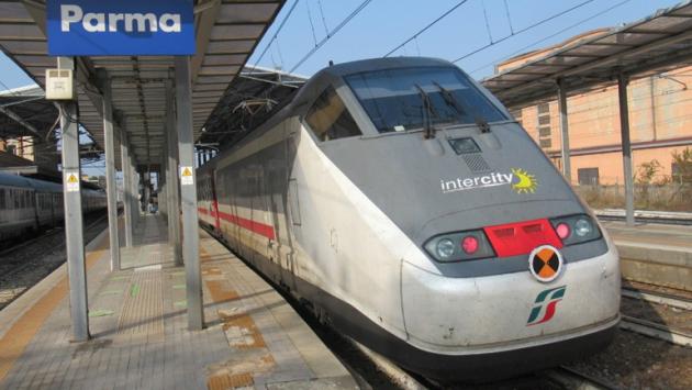 Cadavere sui binari: traffico dei treni sospeso in direzione Bologna e rallentato in direzione Milano