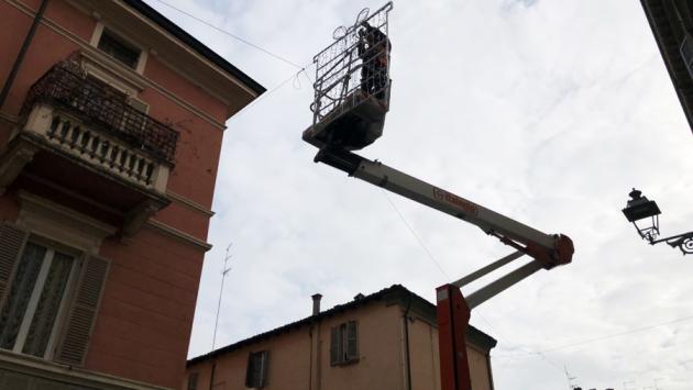 Arrivano le luminarie in via Farini: primo assaggio di Natale