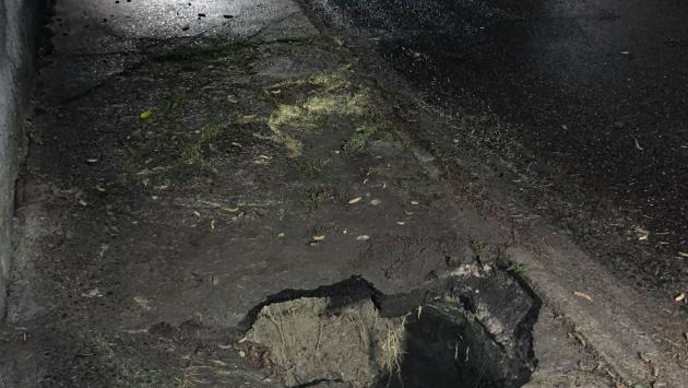 Si apre una buca nel marciapiede mentre passeggia: salsese all'ospedale
