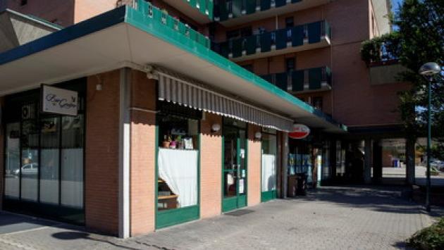 Via Savani: ordinano la colazione e rapinano la barista