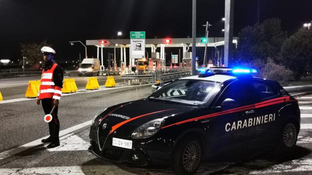 «Signora, ha perso gli occhiali»: e intanto le rubano la borsetta
