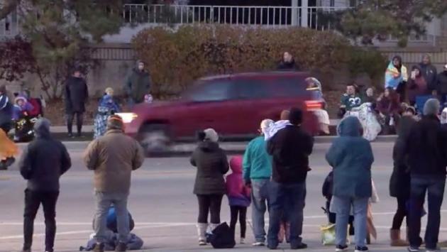 Wisconsin, un  suv piomba sul corteo natalizio: 5 morti e almeno 40 feriti fra cui dei bambini. Fermato un rapper 39enne