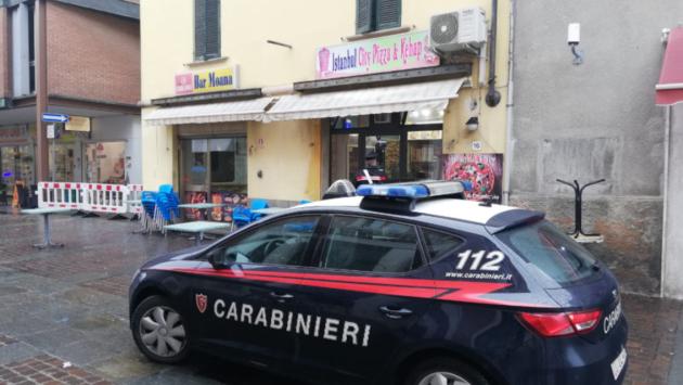 Fidenza, minaccia con una pistola il titolare di un kebab per avere una pizza. Mangia, paga e se ne va. identificato e denunciato