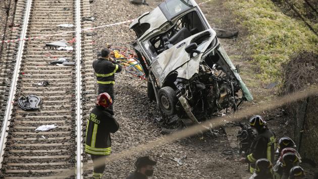 Tragedia sui binari, indagati l'autista del pulmino e il macchinista