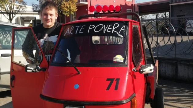 Vittorio, 15 anni, tutti i giorni a scuola in Ape Car