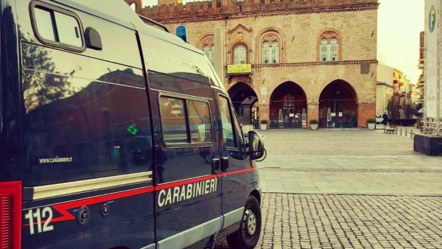 Ubriaco, tira fuori un coltello: fermato dai carabinieri con lo spray al peperoncino