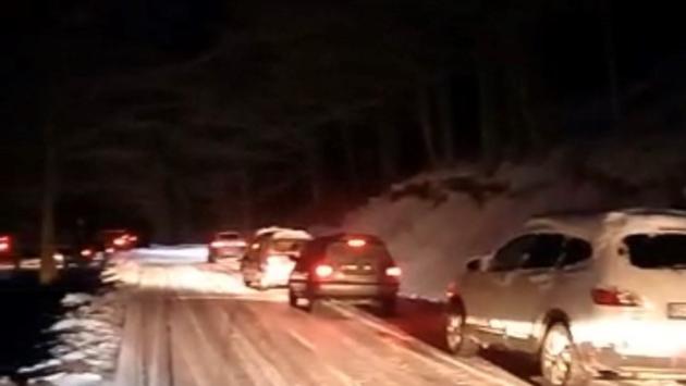 Lagdei, strada innevata e traffico bloccato per un'ora