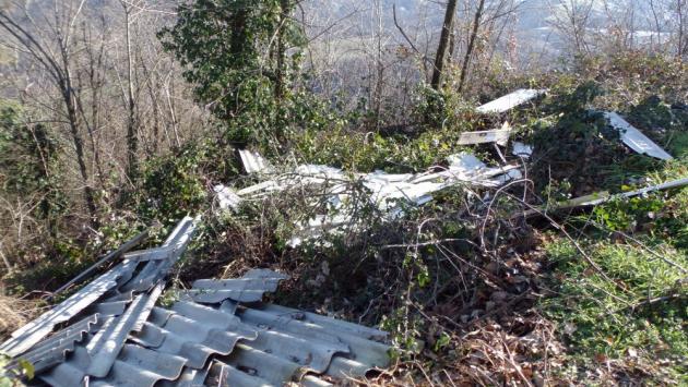 Amianto scaricato a lato della strada