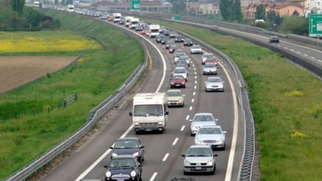 Autocisa bloccata per un veicolo in panne:  4km di coda