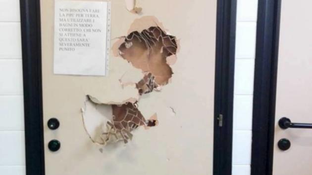 Chi ha rotto la porta dei bagni dei maschi?