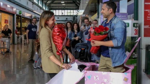 Esce dal pacco e le chiede: «Mi sposi?»