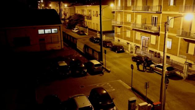 Straniera picchiata in strada, rifiuta l'aiuto di un'anziana e scappa