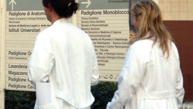 Orecchini e tatuaggi, dress code: a Padova l'Ordine richiama i medici al decoro