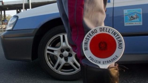 Auto ricoperta di letame dopo un sorpasso azzardato 