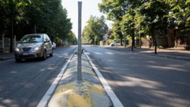 La costringono a fermarsi e cercano di salire in auto